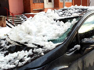 Jaká pojistka kryje sesuv sněhu, který poškodí vaše auto?