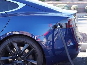 Mezi elektromobily má Tesla nejvíce problémů na STK