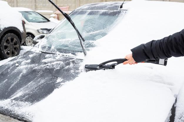 Co hrozí za jízdu se sněhem na střeše auta