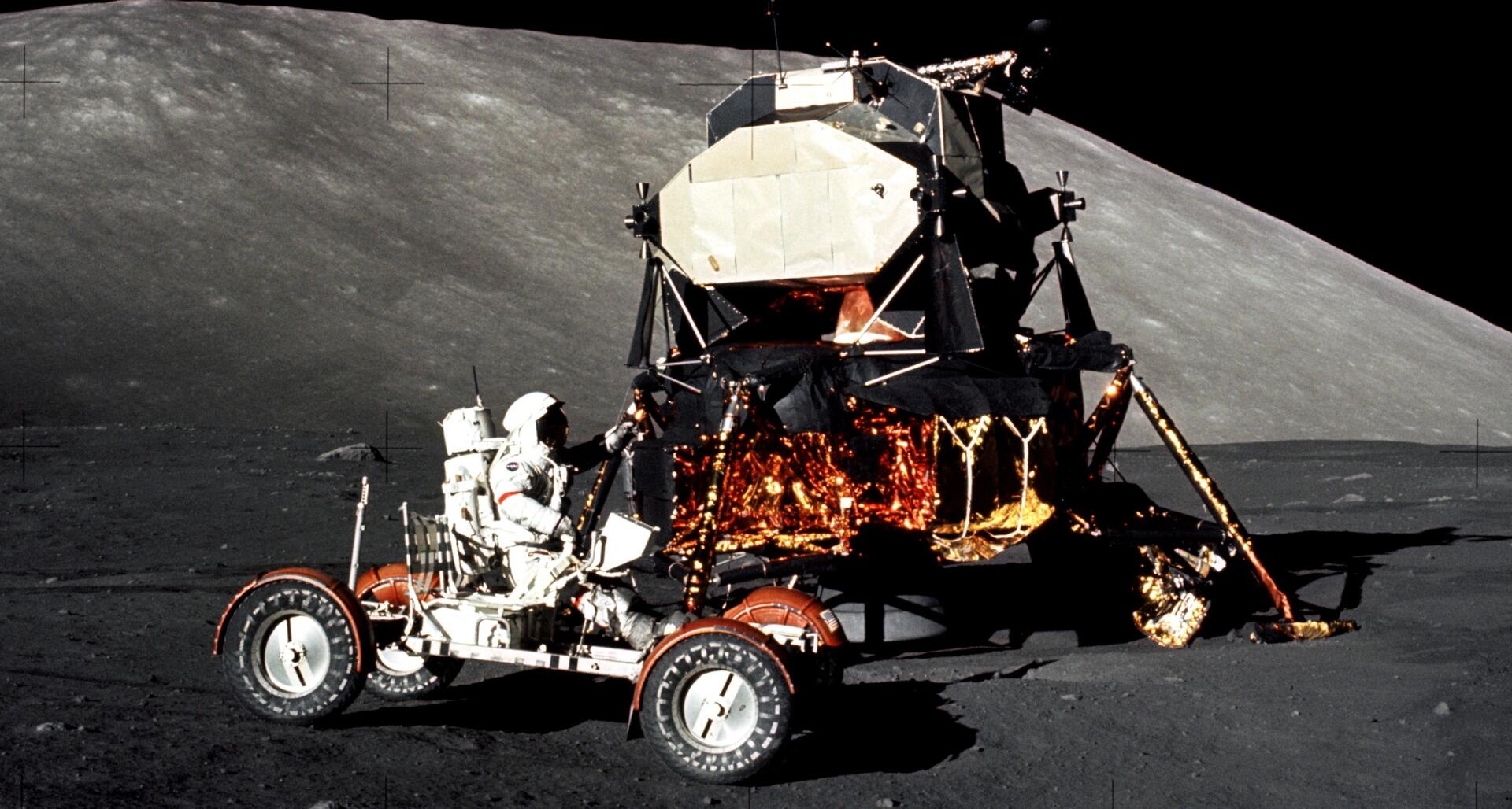 Lunar Rover a na něm astronaut Eugene Cernan