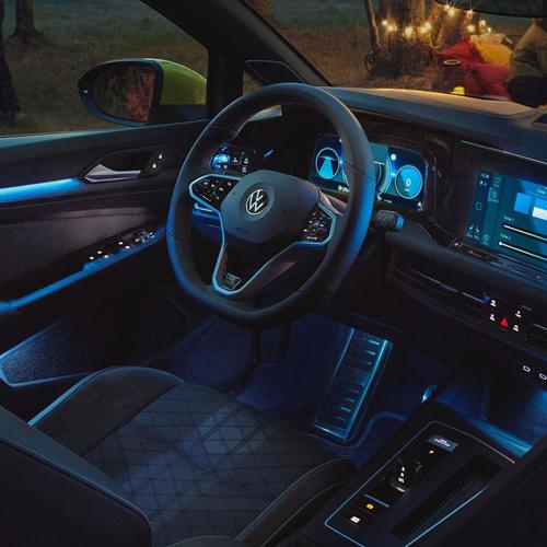 Volkswagen Golf podsvícený interiér