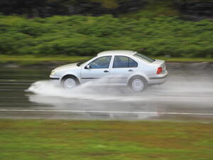Aquaplaning: jaké pneumatiky mu odolají nejlépe