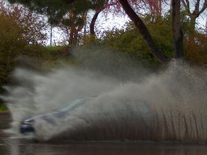 Aquaplaning: Příčina, riziková rychlost a bezpečné zvládnutí smyku na vodě