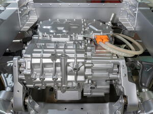 Asynchronní motor: V čem má navrch proti synchronnímu motoru?
