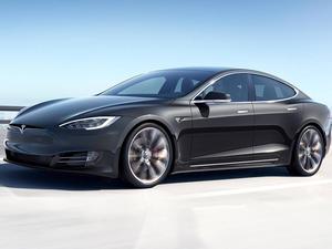 Automobil značky Tesla sám od sebe začal hořet