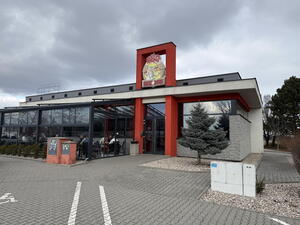 BBQ Smokehouse je hned u silnice a najíte se v americkém stylu