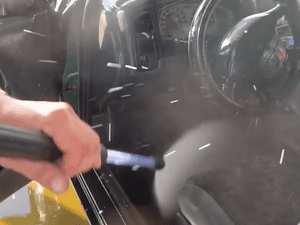 Bude auto dále fungovat, když jeho interiér umyjete wapkou? V Rusku to zjistili