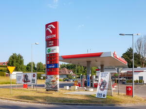 Cena nafty a benzínu v Polsku opět stoupla