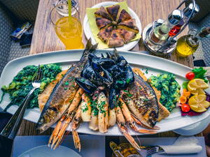 Ceny restaurací v Chorvatsku 2026: Oběd pro pár a rodinu za 100 eur