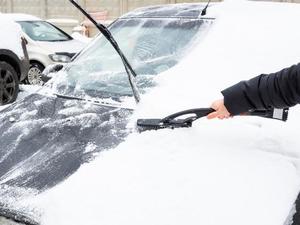 Co hrozí za jízdu se sněhem na střeše auta