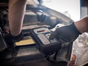 Digitální a zátěžový tester autobaterie: Jen jeden ukáže skutečný stav