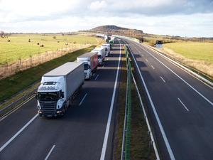 Dlouhé předjíždění kamionů na dálnici