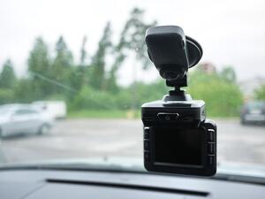 Duální kamera do auta - co to je a jaké má výhody