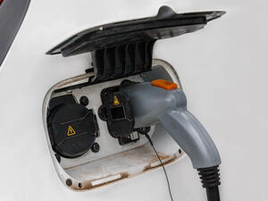 Elektromobilita a cena ojetin: Co zastoupí auta za jednu výplatu?