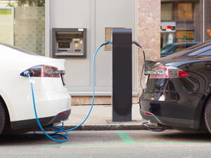 Elektromobily nemusejí mít dálniční známku. Je to fér?
