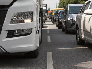 Emise CO2 a pokuty, které mohly automobilky položit