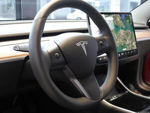 GPS lokátor do auta: U Tesly může být jeho montáž překvapivě složitá