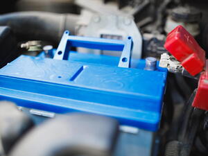 GPS lokátor do auta varoval, že autobaterie je mrtvá