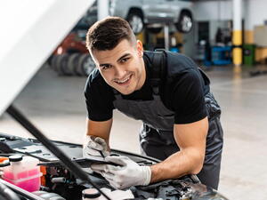 Hledáme automechanika za 21 300 Kč, zní z inzerátů