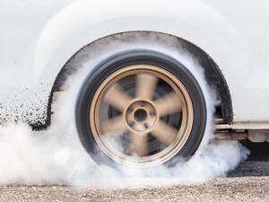 Jak funguje driftová soutěž: vysvětlení průběhu závodu