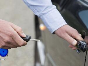 Jak nastartovat auto s vybitým klíčem
