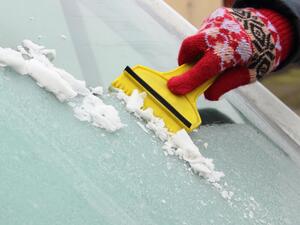 Jak očistit auto od sněhu