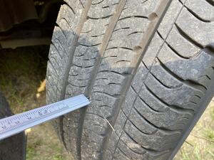Jak poznat sjeté pneumatiky a jak změřit hloubku dezénu