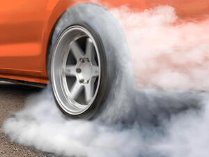 Jak vypadají gumy po driftovém závodu? – zákulisí servisní zóny