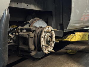 Jak vyřešit skřípající brzdy na Ford Transit?