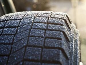 Jak zjistit, kolik milimetrů má vzorek vašich pneumatik