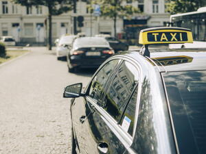 Jaká je průměrná hrubá mzda, na kterou může dosáhnout taxikář v Česku?