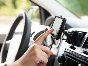 Jakou navigaci do auta - GPS, vestavěnou nebo online v mobilu?