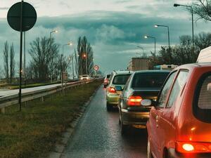 Jízda v levém pruhu ve městě a mimo město