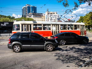 Kolik energie spotřebuje elektromobil, vlak, autobus a tramvaj na jednoho cestujícího?