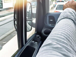 Kolik si vydělá řidič autobusu v Česku? Někde může nastoupit za 22 600 Kč, jinde za 80 tisíc