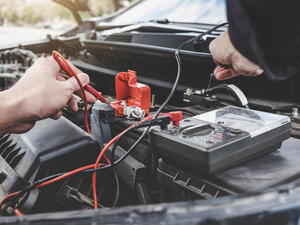Kontrola napětí autobaterie – jak na to?