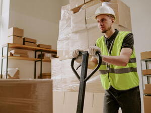 Květnový Index práce Portálu řidiče: Kolik si aktuálně vydělá skladník v Česku?
