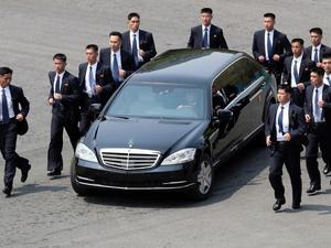 Luxusní opancéřovaný Mercedes v Severní Koreji