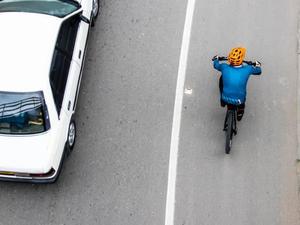 Lze předjíždět cyklistu na plné čáře? Zdroj: iStockphoto.com