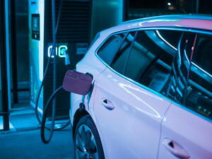 Motoristé střídají elektromobily jako ponožky