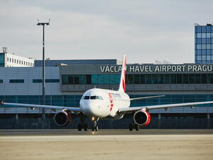 Na pražské letiště zajíždí největší trolejbus v ČR