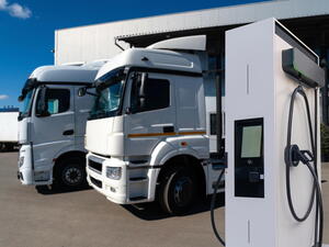 Nabíjení elektrických kamionů: Jak se liší od elektromobilů?