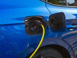 Nabíjení elektromobilu ze zásuvky a na cestách