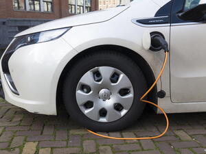 Nabíjení elektromobilu ze zásuvky – jak neudělat chybu?