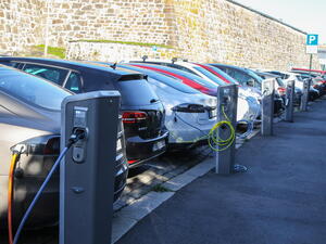 Nabíjení elektromobilů – zvládneme jich větší počet?