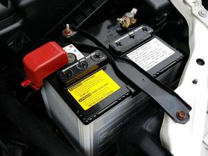 Nastartování auta bez nabité baterie - jak na to?
