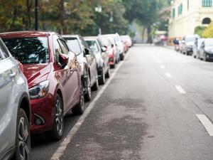 Návod, jak zaparkovat auto podélně na ulici