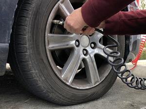 Nízký tlak v pneumatikách, jak jej poznat?