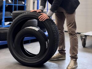 Obří vs. mini pneumatika – navštívili jsme sklad - toto je jejich největší a nejmenší pneumatika!