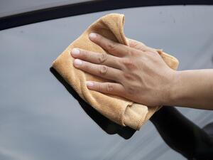 Ochrana karoserie auta voskem